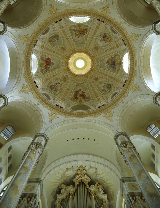 Auf der gewölbten Innenkuppel sind acht Bilder zu sehen: Die vier Evangelisten sowie vier Allegorien der christlichen Tugenden.