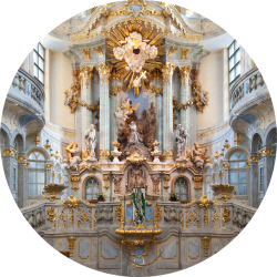 Der Altar und die Kanzel der Frauenkirche Dresden