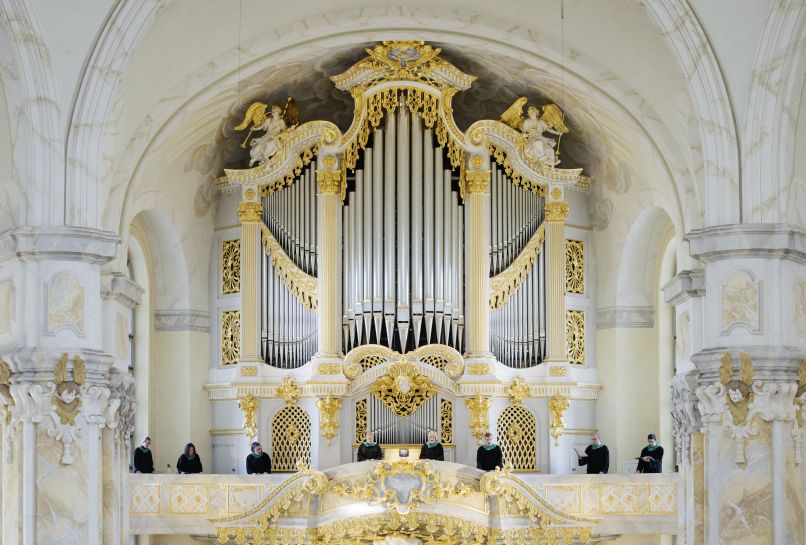 Die Orgel der Frauenkirche Dresden begleitet den Chor.
